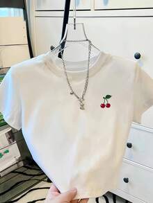 Comfortable Print. A Women's Short-Sleeved T-Shirt With A Fitted, Casual Style, Featuring A Print Of Cherries, Cherry Blossoms, Green Leaves, And Cartoon Fruits. Creative And Fashionable, It's Perfect For Sweet, Fresh, And Stylish Girls. With An American Summer Vibe, It's Versatile, Simple, Youthful, Yet Elegant-A Fun T-Shirt. A Simple And Casual Summer Top. - 白色 - 查看 8