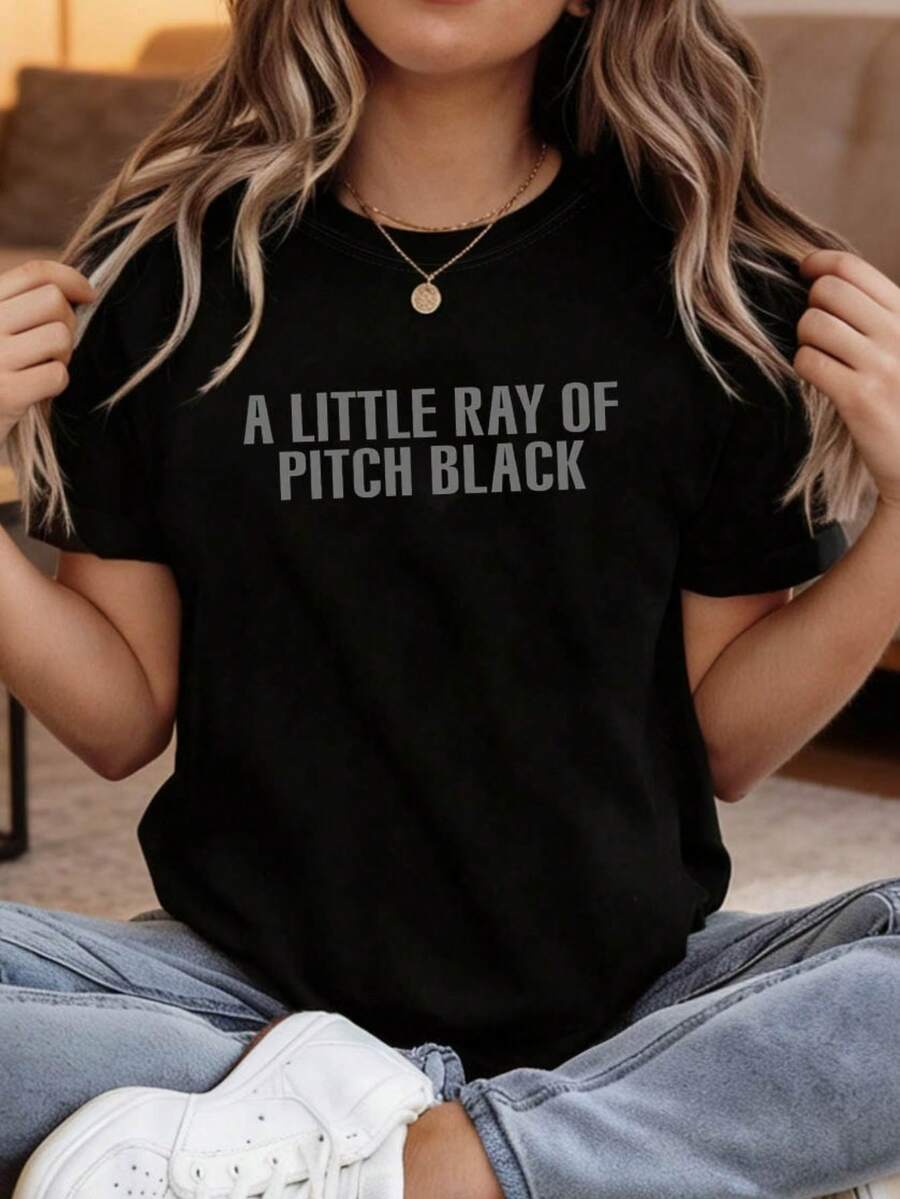 Camiseta Estampada para Mujer - Camiseta Casual de Manga Corta y Cuello Redondo en Negro con el Texto A LITTLE RAY OF PITCH BLACK - Corte Relajado para Todas las Temporadas, Perfecta para Uso Diario y Vacaciones, Lavable aáquina. - Negro - Ver 1