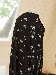 CottageSlumber Camisón de talla grande con estampado de margaritas arrugadas, encaje y parches, vestido de dormir tipo "Moo Moo" - Negro - Ver 6