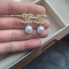 1对时尚优雅的高端18K镀金双C珍珠吊坠耳环和字母耳钉，适合女士日常佩戴 - 珍珠吊墜雙C字母耳環 - 查看 5