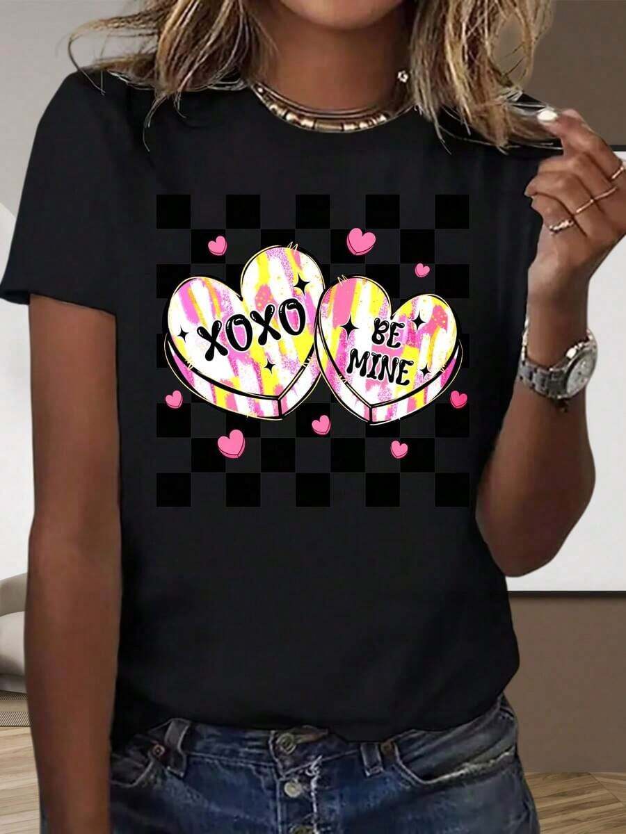 Camiseta de manga corta negra y blanca para el hogar y el exterior, con estampado gráfico de corazones de San Valentín, Xoxo Be Mine y patrón a cuadros, para mujer, top casual de moda, regalo para fiestas y vacaciones. - Negro - Ver 1