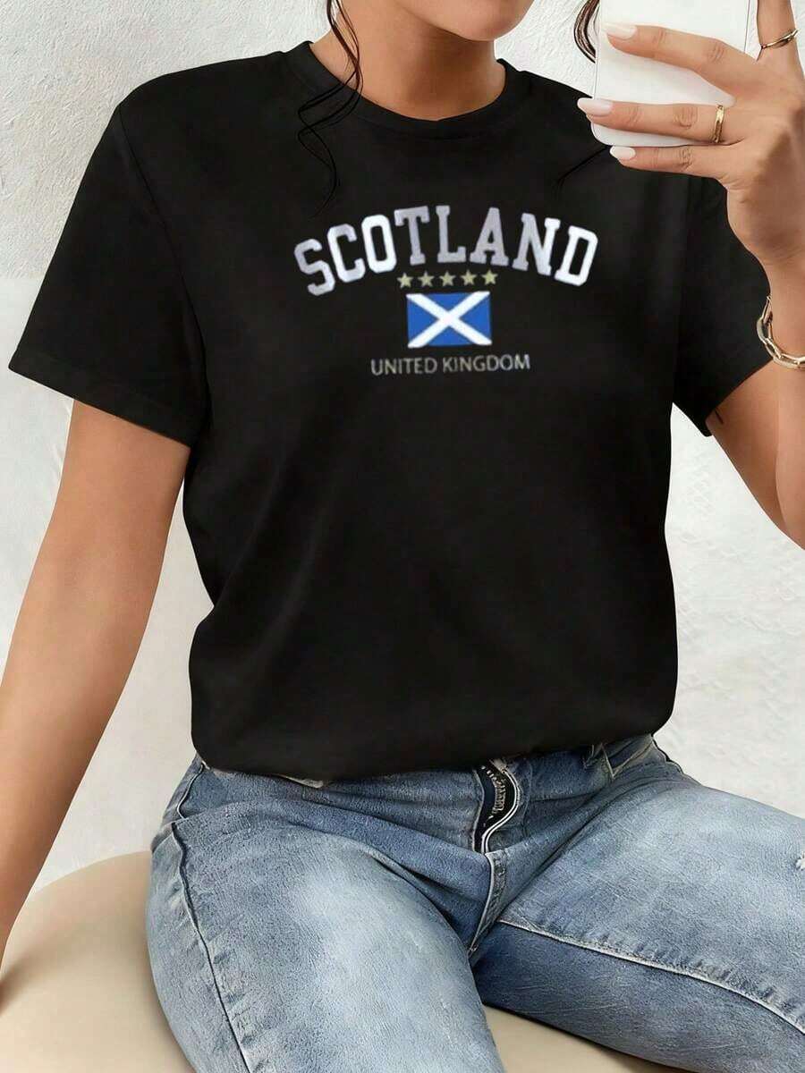 Scottish Flag With The White Cross Symbolizing Courage, Freedom, And National Pride, Accompanied By Gold Stars And The Words United Kingdom, Reflecting The Unity And Strength Of British Identity. Women's 100% Cotton T-Shirt, Comfortable And Modern For Everyday Wear And To Show A Spirit Of Independence. Comfortable Clothing. - 黑色 - 查看 1