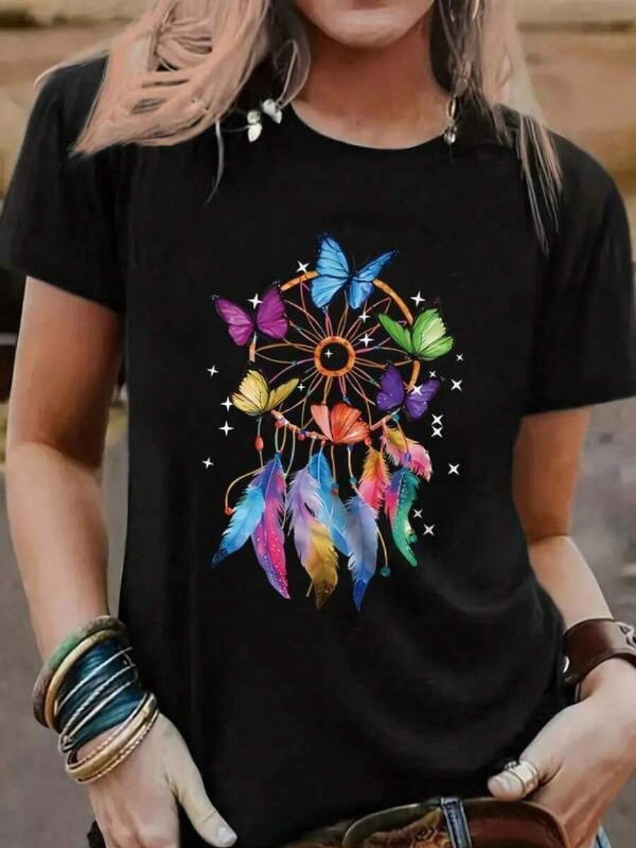 Camiseta única con diseño de atrapasueños y mariposas multicolores para un estilo y2k moderno y bohemio ideal para los amantes de la moda mexicana y la cultura alternativa. Perfecta para cualquier ocasión y destacar tu personalidad. Cómoda y versátil para escuela, trabajo, salidas y eventos casuales - Negro - Ver 1
