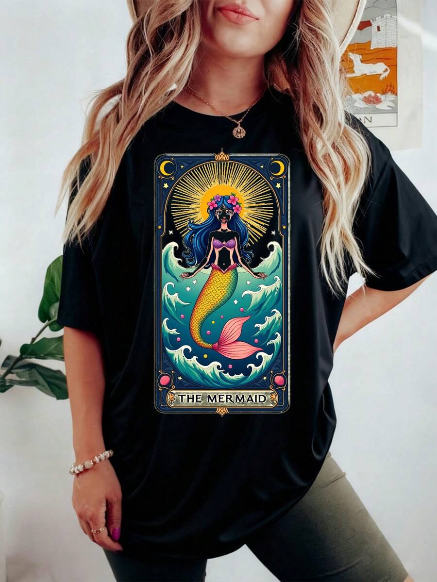 A Modern, Fashionable, Retro, And Elegant Women's Short-Sleeved T-Shirt, Suitable For Spring And Summer Outdoor Activities. This New 2026 Summer Women's Short-Sleeved T-Shirt Features A Mysterious Mermaid Illustration Design With Tarot Cards, Adorned With A Floral Headdress And An Artistic Rainbow Tail Pattern. It Is Exclusively For Women Aged 18 To 45. The Fabric Is Soft, Comfortable Against The Skin, Breathable, And Moisture-Wicking. It Is Suitable For Both Loose And Fitted Cuts. The Casual Round-Neck Top Combines Tranquility, Luxury, Minimalism, Urban Retro Style, French Country Style, Bohemian, Vacation, And Sporty Elements. It Is A Versatile Essential Item For All Seasons, Perfect For Going To Work. - 黑色 - 查看 1