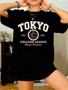 Women's Oversized Vintage Cotton T-Shirt, Tokyo EST College Style. Casual Graphic Print T-Shirt, Perfect For Everyday Summer Wear, A Great Gift For Her. Crew Neck, Short Sleeves, Printed Design. A Great Gift For Friends And Family. 100% Cotton, Youthful And Fashionable Design. Casual Blouse For Women. - 黑色 - 查看 1