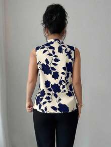 Blusa con cuello en V, estampada y sin mangas con cierre a media altura - Multicolor 4 - Ver 2