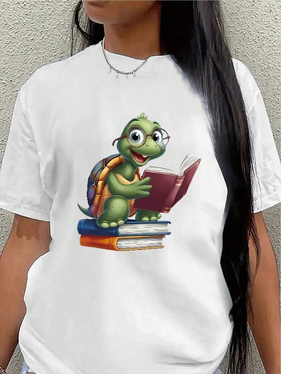 Camiseta de manga corta, ligera y duradera, con un diseño de una linda tortuga leyendo un libro, es perfecta para uso casual en casa o como atuendo de oficina, lo que la convierte en una opción ideal para comodidad y estilo diario.women's shirts - Blanco - Ver 1