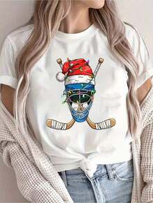 100% Cotton. Summer T-Shirt For Women/Men. Women's T-Shirt With A Christmas Ice Hockey Player Print, Short Sleeves, Round Neck, Casual Style, Suitable For Spring And Summer. Women's Short-Sleeved Christmas Style T-Shirt. Simple Solid Color, Loose And Fitted Cut, Casual Short-Sleeved T-Shirt. - 白色的 - 查看 1