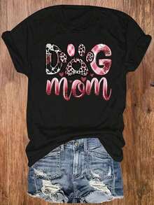 Elegante camiseta negra con la frase "Dog Mom", que presenta un diseño único: estampado de leopardo, huellas de perro sobre fondo rosa, letras a cuadros rosas y patrones en forma de corazón, es la camiseta casual perfecta para amantes de los perros y madres. - Negro - Ver 1