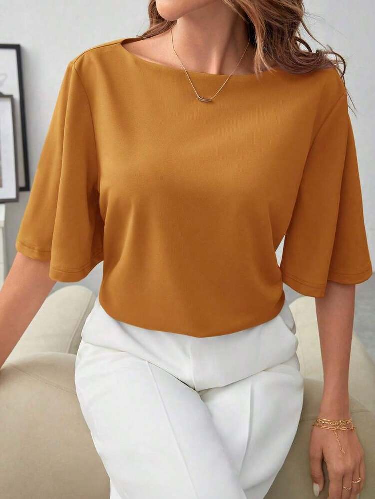 Camiseta elegante y minimalista de mujer con cuello de barco, hombros caídos y mangas cortas, de unicolor - Amarillo Mostaza - Añade 1