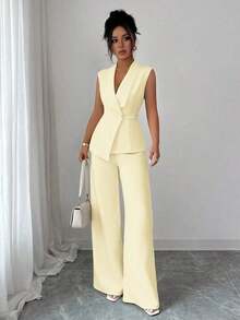 Conjunto de oficina elegante para mujer, compuesto por una chaqueta blazer sin mangas con cuello y bajo asimétrico, con hebilla metálica en la cintura, combinada con pantalones de cintura elástica.Conjunto de 2 piezas elegante para primavera/verano, atuendo formal y de clase para mujer. - Amarillo claro - Ver 5