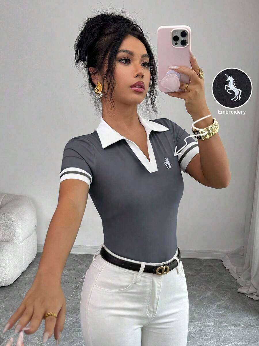 Elenzya Camiseta ajustada de manga corta con cuello polo, media cremallera y bloque de color con patrón bordado de caballo elegante y deportivo para mujer - Gris Oscuro - Ver 1