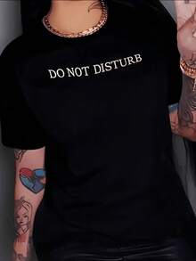 Mensaje frontal que expresa una actitud de independencia y equilibrio personal transmitiendo calma y una solicitud de respeto al espacio personal camiseta de mujer moderna con frase minimalista ideal para uso casual y urbano - Negro - Ver 8