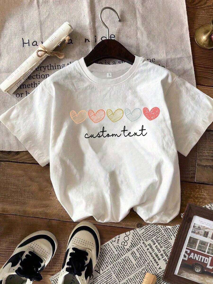 Soft, Breathable, And Lightweight For All-Day Comfort. Personalized T-Shirts With A Heart Shape And Text – Perfect For Mother's Day, Pregnancy Announcements, Or As Matching Sets For Family Gatherings. Made From Soft, Stretchy, Machine-Washable Fabric, These Maternity T-Shirts Are Suitable For All Seasons. The Classic Crew Neck And Relaxed Fit Flatter All Body Types And Pair Easily With Jeans, Shorts, And Leggings. - 黑色 - 查看 1