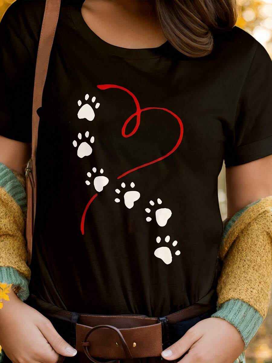 Lightweight And Breathable Short-Sleeved Top With A Round Neck Design, Featuring A Print Of Dog Paw Prints, Hearts, And Seasonal Motifs. This Casual Black Shirt Is Made Of 180G Non-Stretch Fabric And Features A Stylish Red Heart Design. A Versatile Outfit For Spring And Fall. - 黑色 - 查看 1