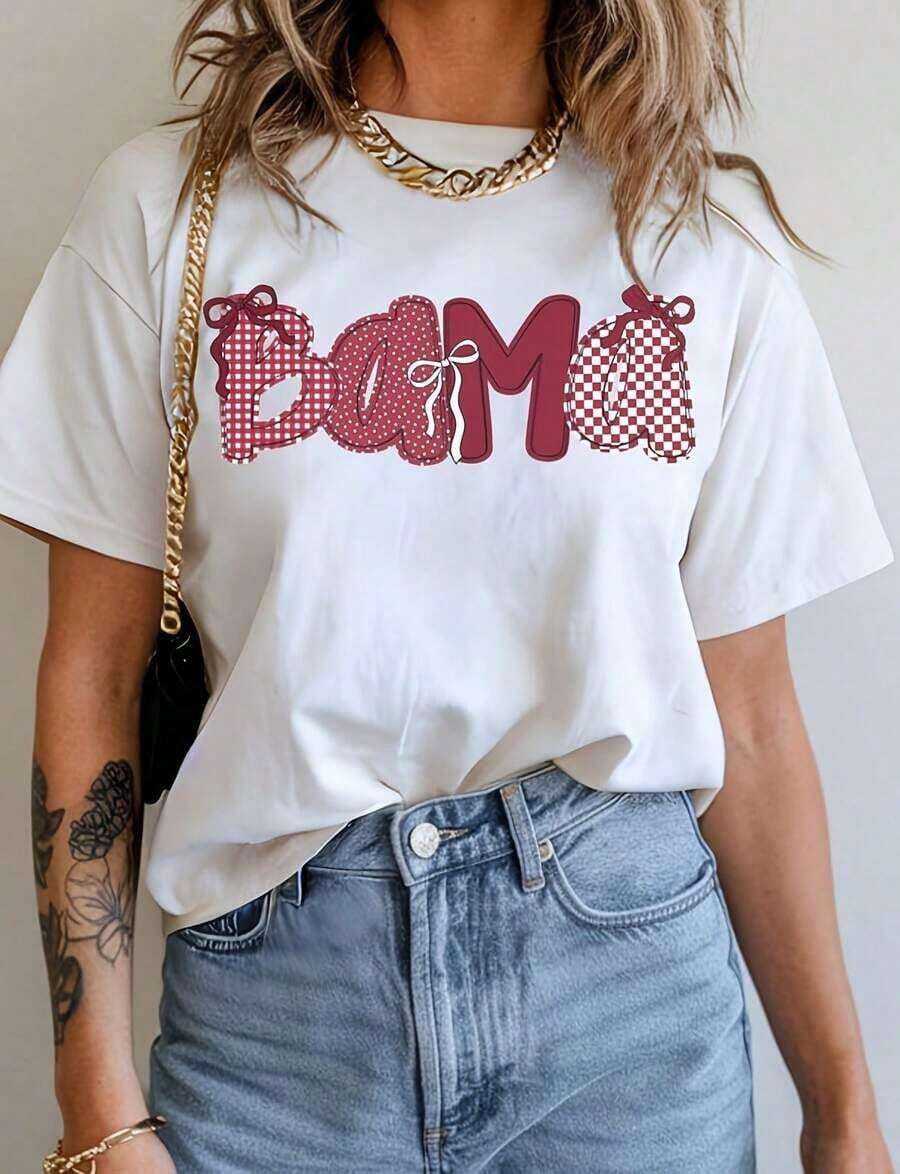 Bama® T-Shirt With A Doodle Graphic Design And Cute Bows. Perfect Gift For Her, Birthdays, Christmas. 100% Cotton T-Shirt, 220 Gsm. Thicker, Softer, And Stronger Than Average. This Heavy-Duty Essential Combines PM Comfort With Rugged Performance. Layer It, Relax, Or Hit The Streets In Style. Fade-Resistant And Pre-Tuned For A Reliable Fit Every Time. - 黑色 - 查看 1
