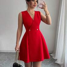 Vestido mini elegante y casual con cuello cruzado en V, hebillas de metal dobles y plisado en línea A, sin mangas, para vacaciones y trabajo, primavera/verano - Rojo - Ver 2