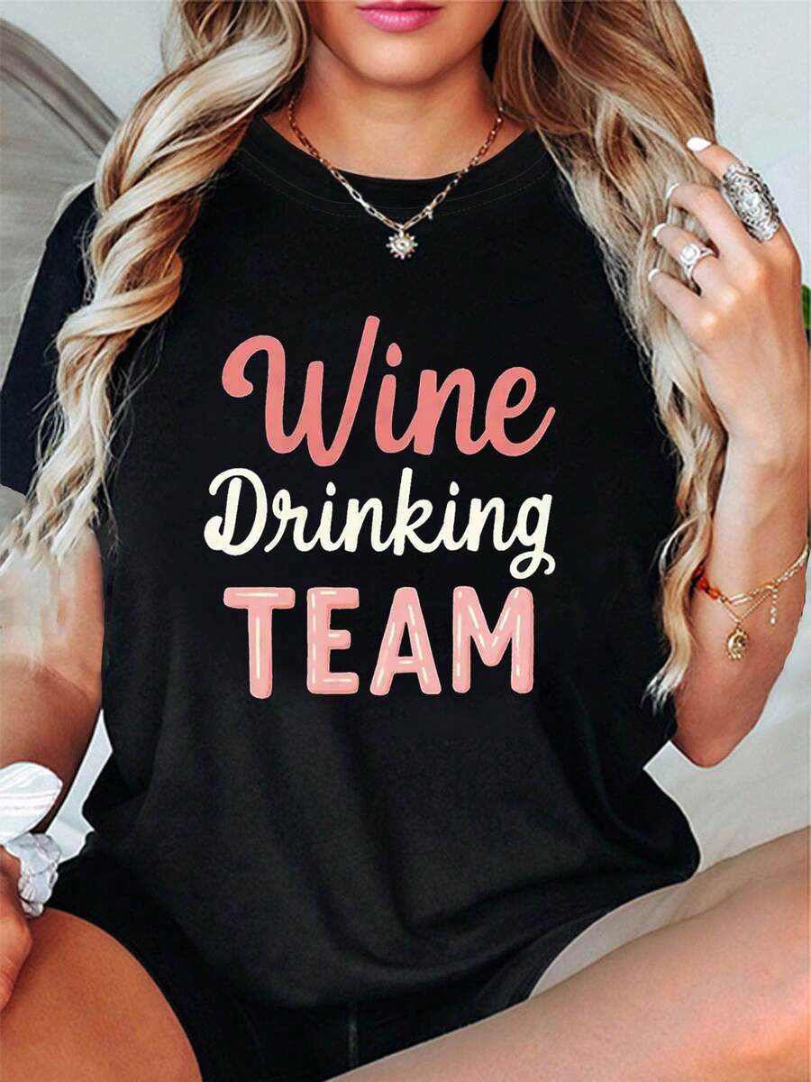 Camiseta de mujer, estilo relajado y alegre, con estampado "Wine Drinking TEAM", camiseta casual de moda para mujer de talla grande, de cuello redondo, para primavera-verano. - Negro - Ver 1