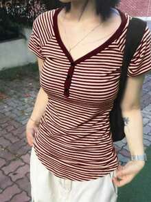 Camiseta casual de mujer con cuello en V a rayas, botones y manga corta - Burdeos - Ver 7
