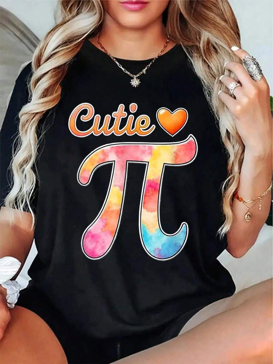 Camiseta Cozy Comfy Lounge para Mujer, Diseñada para el Día del π y Maestras de Matemáticas - Divertido diseño con el símbolo π y el número π, combinado con un corazón y letras griegas - Camiseta holgada de manga corta, ideal para entusiastas de las matemáticas, maestras y celebraciones del Día del π - Ropa casual cómoda para todas las estaciones - Patrones geométricos brillantes y coloridas letras π - Lavable a máquina, corte holgado, esencial para primavera y verano. Ropa Suave y Relajada para el Hogar. - Negro - Ver 1