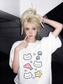 Comfortable Print. Women's Casual,  Spring/Summer Top With An Off-The-Shoulder Design. This Short-Sleeved T-Shirt Features A Fun And Cute Cartoon Print Of A Cat, Dolphin, Jellyfish, And Starfish. Comfortable And Soft Against The Skin, It's Perfect For Everyday Wear. A Simple And Casual Summer T-Shirt. - 白色 - 查看 3