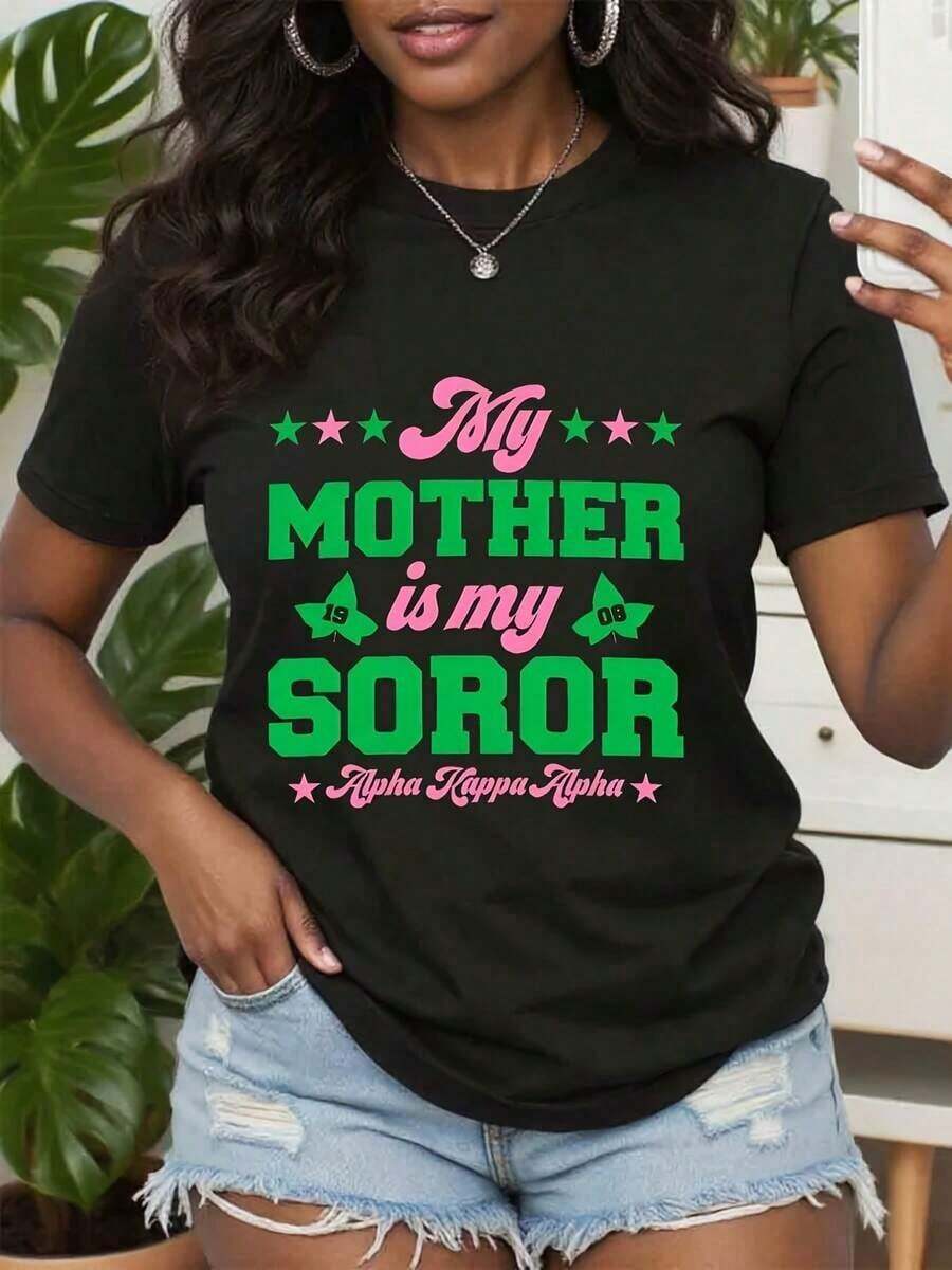 Camiseta AKA Pretty AKA, Camiseta de la Sororidad AKA para Mujer, Camiseta de Cuello Redondo, Camiseta con Letras Coloridas, Camiseta con Patrón Decorativo AKA, Camiseta con Letras Gruesas, Tela Lavable a Máquina - Negro - Ver 1