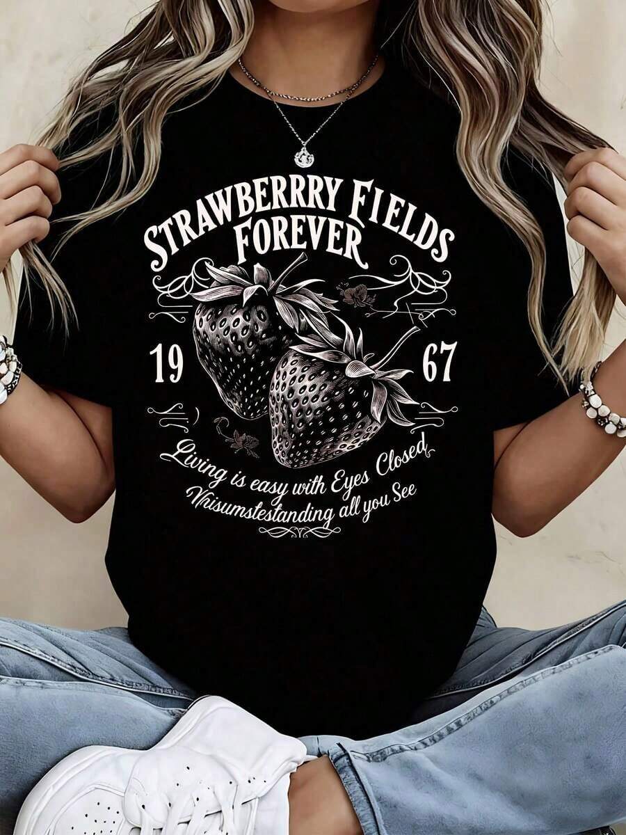 Camiseta Strawberry Fields Forever con diseño floral y de fresas rojas, con texto para amantes de la música y uso casual. - Negro - Ver 1