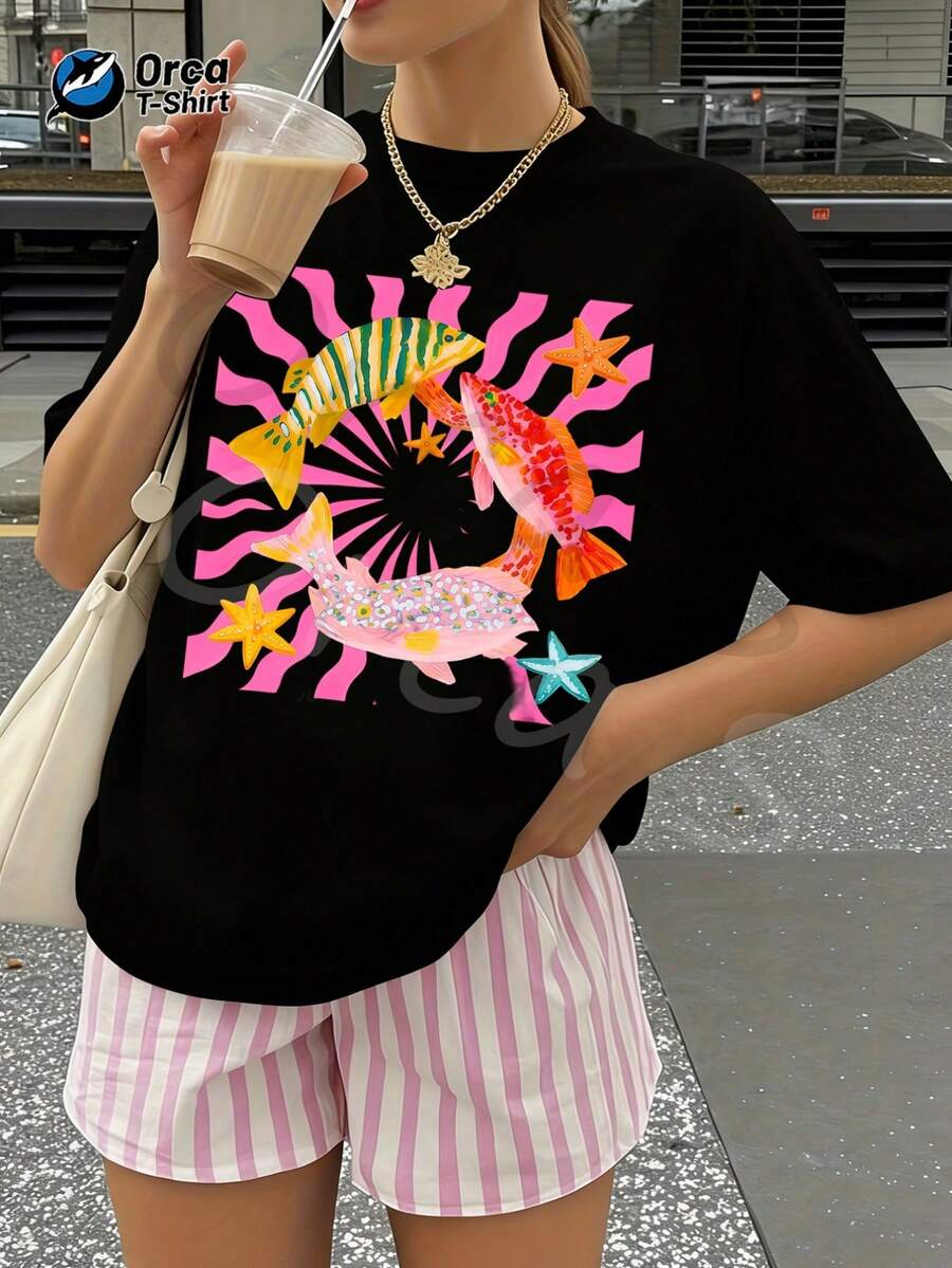 Una camiseta de mujer de manga corta, holgada, moderna, a la moda, retro y elegante, adecuada para actividades al aire libre en primavera y verano, con un estampado tropical de peces coloridos sobre un fondo radial rosa, estilo oceánico que inspira dopamina, camiseta de mujer estampada, estilo casual de vacaciones de verano, de cuello redondo y manga corta.blusas para mujer,blusas casuales para dama,tops,, mujer premium,y2k,playeras de mujer curvy,ofertas y liquidaciones ropa mujer,playeras deportivas para mujer,,playeras de hombre, mujer,blusas>elegante QAT3 - Negro - Ver 1