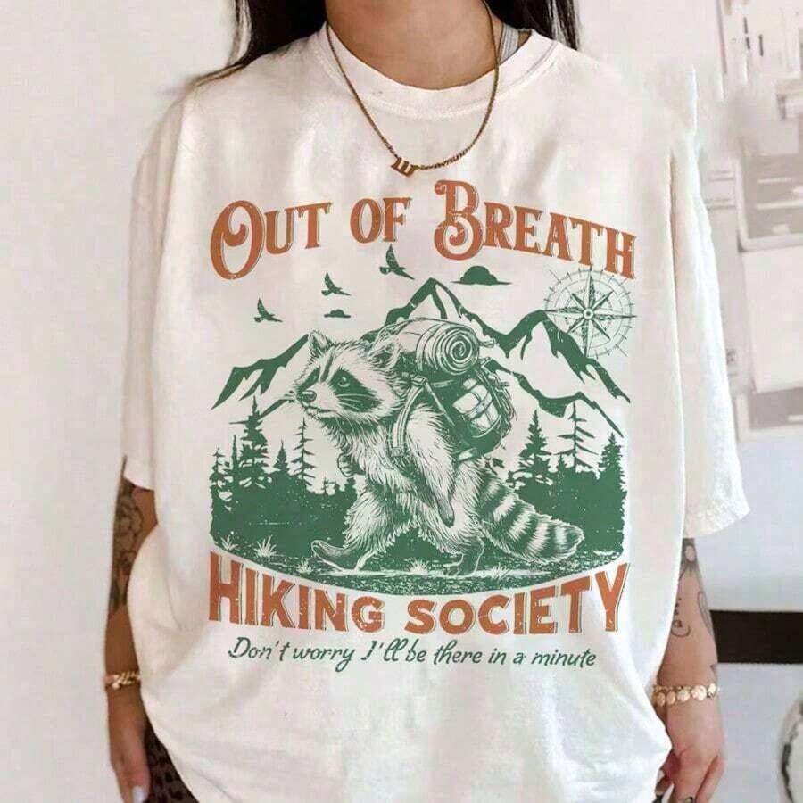 1 pieza de camiseta estilo urbano de Breath Hiking Society, camiseta de mapache, camiseta de panda basura, camiseta de mapache, camiseta de senderismo, camiseta de naturaleza, camiseta retro, camisetas Y2K - Camiseta unisex de algodón holgada de manga corta y cuello redondo estilo urbano vintage. - Blanco - Ver 1