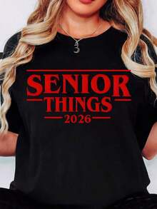 Camiseta de manga corta con estampado rojo "Senior Things 2026" - Perfecta para celebraciones de graduación y eventos del último año de la escuela. - Negro - Ver 6