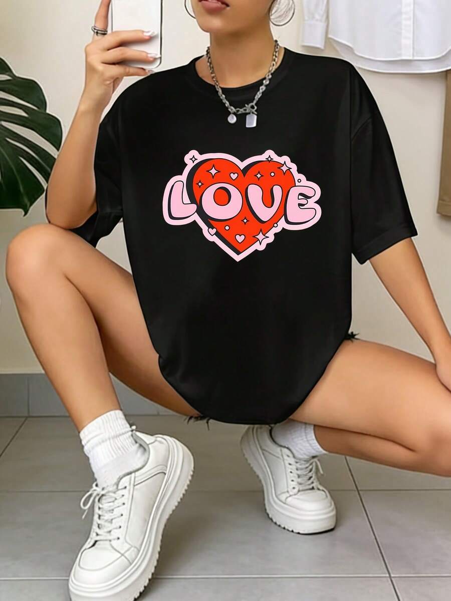 Spring/Summer 2026, New Women's Off-Shoulder Loose Fit Short Sleeve T-Shirt For Valentine's Day, Featuring A Vibrant "Bright Love Heart LOVE" Print In A Sweet And Modern Style. Vibrant, Sweet, And Fresh Style; Comfortable And Skin-Friendly. For Those Seeking A Dazzling Style – High Quality For Summer - 黑色 - 查看 1