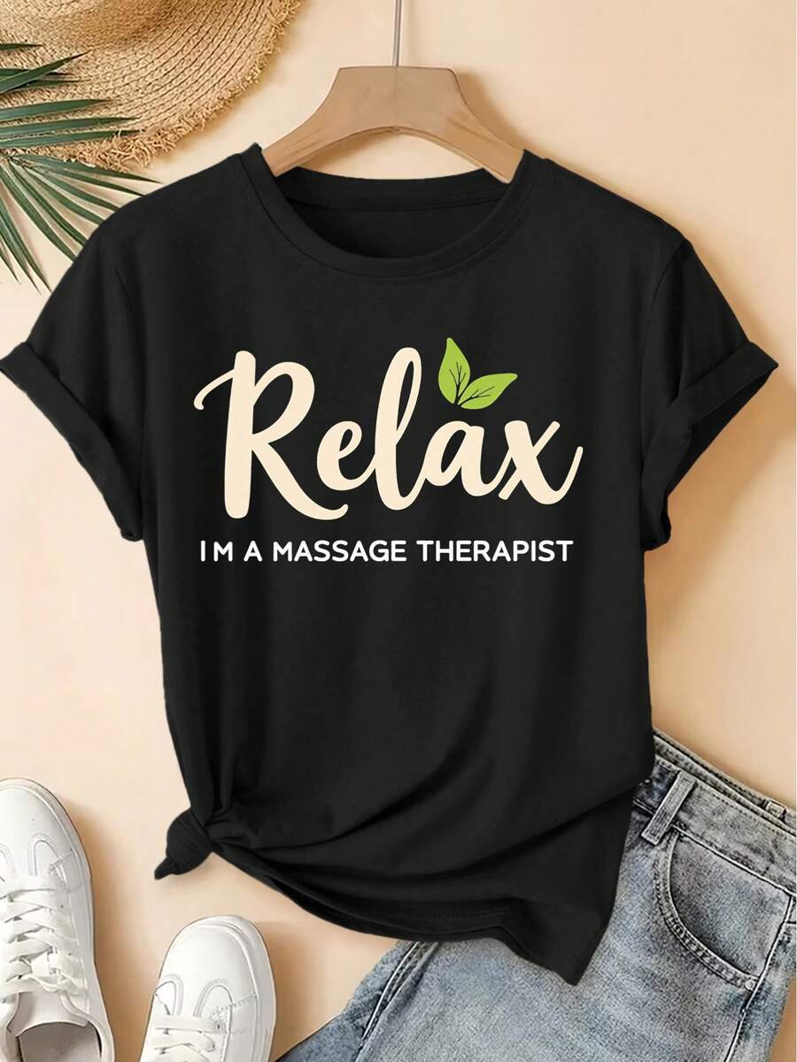 Primavera/Verano 2026, Nueva Camiseta de Cuello Redondo para Mujer con Estampado de "Relax" y "Masajista", Estilo Vintage Desgastado, Top Deportivo Casual, Tejido de Punto Suave, Ropa de Alta Calidad para Mujer. | Diseño Divertido y Original | Top divertido y rejuvenecedor - Negro - Ver 1