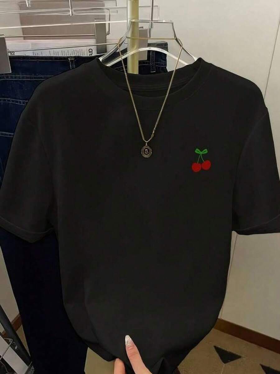 Camiseta negra informal de manga corta con cuello redondo para hombre,Camisetas Para Mujer Camiseta unisex diseño moderno con estampado de cerezas, estilo y2k, perfecta para un look fresco y casual. Ideal para cualquier ocasión y destaca por su simplicidad y elegancia. Disponible en talla única, un imprescindible en tu armario. - Negro - Ver 1