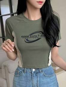 Camiseta de mujer con manga raglán y estampado de letras en contraste, Tops cortos de mujer, Camisetas gráficas - Verde militar - Ver 3