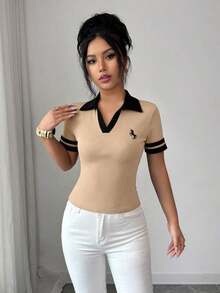 Elenzya Camiseta ajustada de manga corta con cuello polo, media cremallera y bloque de color con patrón bordado de caballo elegante y deportivo para mujer - Caqui - Ver 6