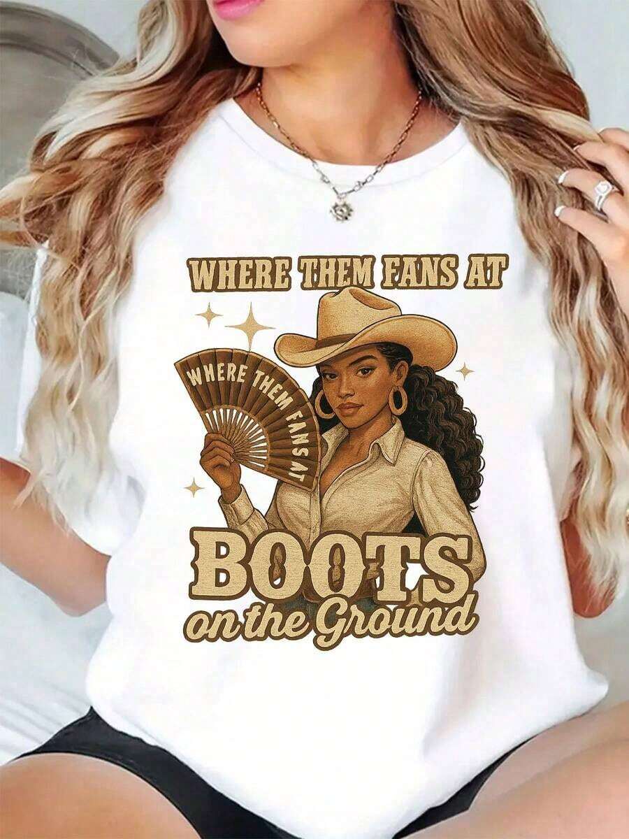 Camiseta Gráfica Retro Western para Mujer "Boots On The Ground", Camiseta de Manga Corta, Diseño de Botas y Sombrero de Vaquero, Camiseta Casual de Manga Corta con Cuello Redondo y Estampado Vibrante para Uso Casual y Regalo para Fiestas Temáticas o Festivales, blusa casual mujer, playeras de mujer algodón - Blanco - Ver 1