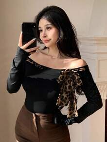 Camiseta de mujer de manga larga con hombros descubiertos, estampado de leopardo y parches, con cordón de ajuste, top con hombros descubiertos, ropa de mujer de otoño para salir - Negro - Ver 8