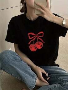 100% Cotton Y2K T-Shirt With A Design Of Red Cherries Tied With A Ribbon, Perfect For Showing Style And Originality In Your Everyday Life. It Is A Unique Garment That Stands Out Among The Fashion Items In Mexico, Ideal For Lovers Of Modern Streetwear. - 黑色 - 查看 1