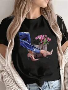 This Short-Sleeved T-Shirt Features A Simple Yet Versatile Design With A Floral Print. It's Lightweight And Durable, Making It Suitable For Casual Occasions Like Lounging At Home, The Office, Or Dining Out. The Soft Fabric Provides A Comfortable Wearing Experience For Everyday Wear. Made Of Cotton. - 黑色 - 查看 7