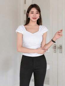 Camiseta de mujer con cuello de corazón descubierto, Hombros descubiertos y mangas cortas de volantes, unicolor ideal para el verano - Blanco - Ver 1