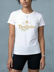 Camiseta de manga corta con cuello redondo suave y casual para mujer, estampado retro con el logotipo de la marca de tequila Don Julio en color dorado. Blanca. - Blanco - Ver 1