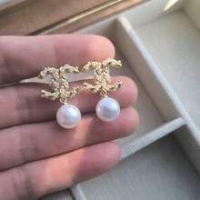 1对时尚优雅的高端18K镀金双C珍珠吊坠耳环和字母耳钉，适合女士日常佩戴 - 珍珠吊墜雙C字母耳環 - 查看 1