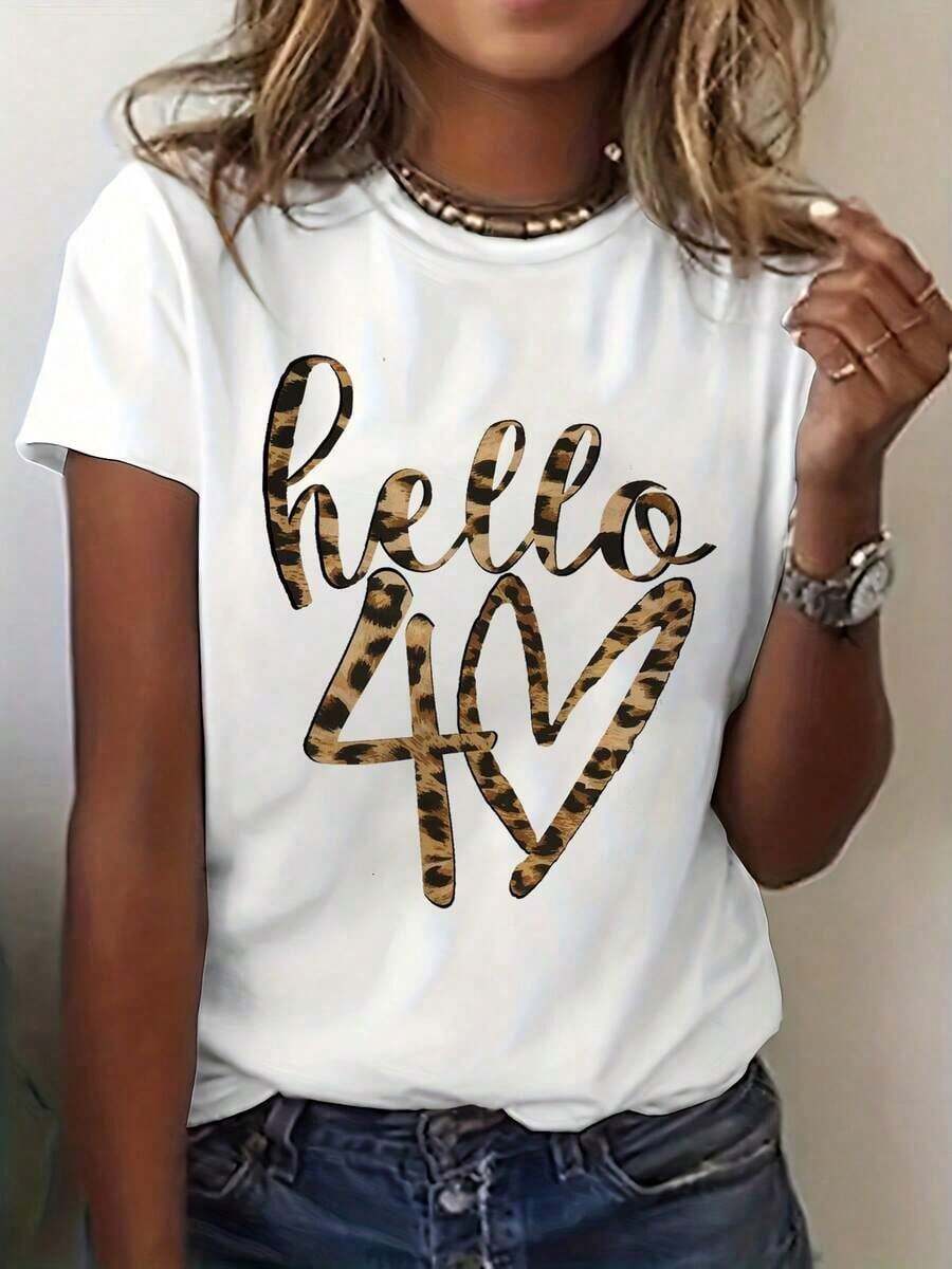 Soft, Breathable, And Lightweight For All-Day Comfort. Women's Casual Polyester T-Shirt, Hello 40 Leopard Print, Crew Neck, Short Sleeves, For Summer And Spring, 95% Polyester, 5% Elastane, Knit Fabric, Regular Length - Perfect For Birthday Celebrations. Classic Crew Neck With A Relaxed Fit That Flatters All Body Types And Is Easy To Pair With Jeans, Shorts, And Leggings. - 白色 - 查看 1