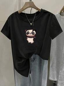 Women's T-Shirt - Regular Fit With Short Sleeves, Featuring A Cute 2D Geometric Design Of A Panda Surrounded By Green Leaves, Cheerful And Fun. Casual Short-Sleeved T-Shirt With A Round Neck, Suitable For All Seasons, Available In Various Colors And Sizes. Festive Fashion With A Retro Aesthetic, Breathable Material, And Interesting Prints. - 黑色 - 查看 1