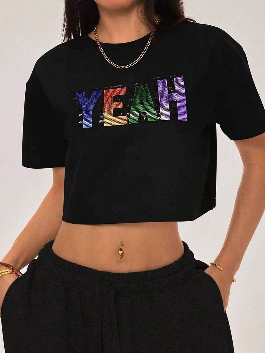 Camiseta corta negra con letras brillantes de colores, estilo casual juvenil - Negro - Ver 1