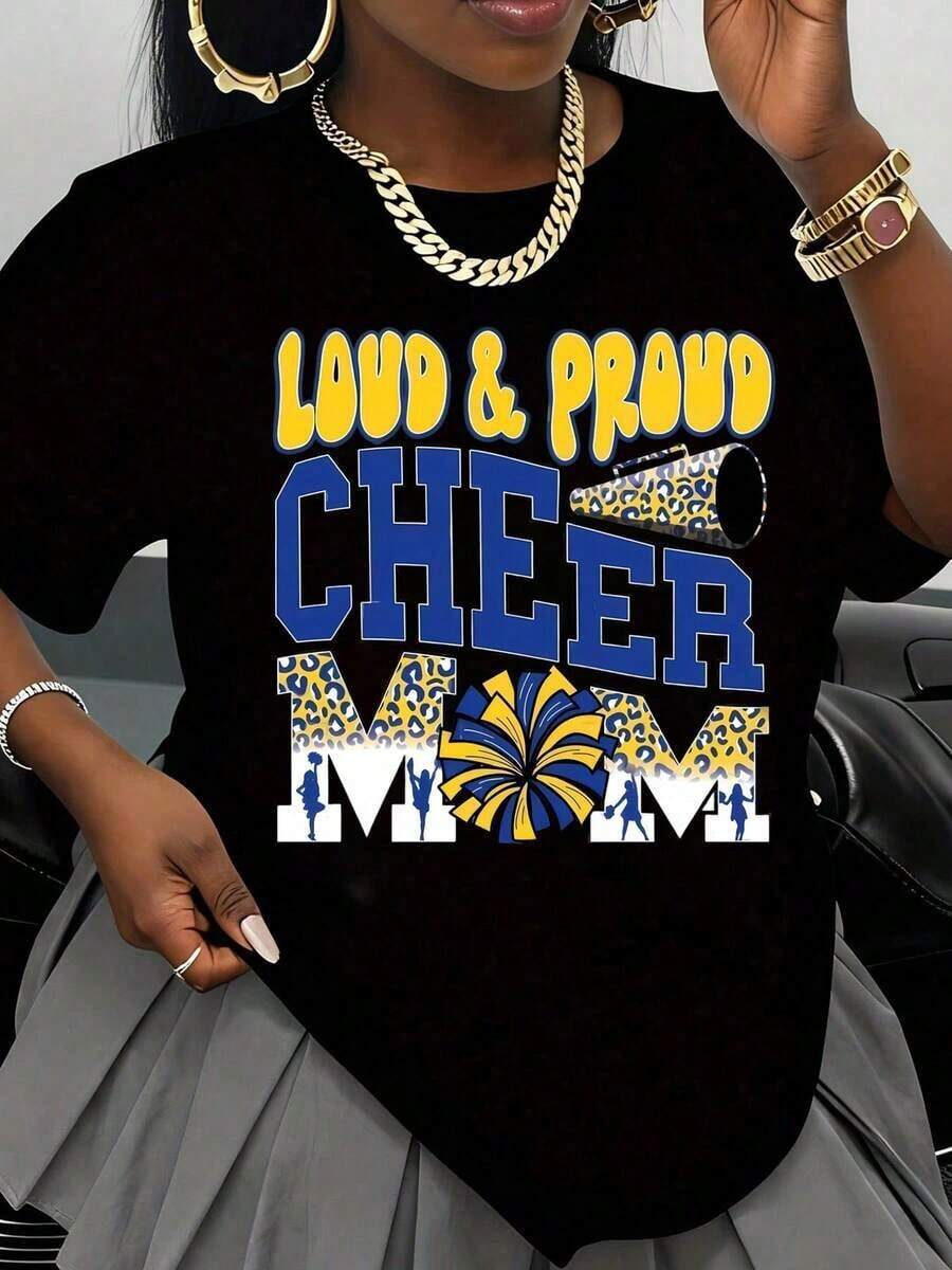 Camiseta de talla grande "Loud And Proud Cheer Mom" con estampado de leopardo en negro, amarillo y azul, con siluetas de animadoras y pompones para eventos de animación y días de juego. - Negro - Ver 1
