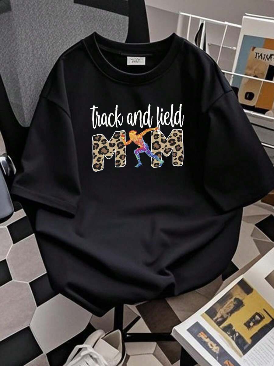 Leichtathletik-Mama Grafik-T-Shirt - Unisex Sportliches Design mit Leopardenmuster-Schriftzug & Sprinter-Athleten-Kunst - Atmungsaktives Weiches Gewebe, Lässiges Rundhals-Kurzarm-Oberteil für Sporteltern, Trainer, Athleten - Ganzjahres-Passform (Herren- & Damengröße) - Schwarz - Übersicht 1