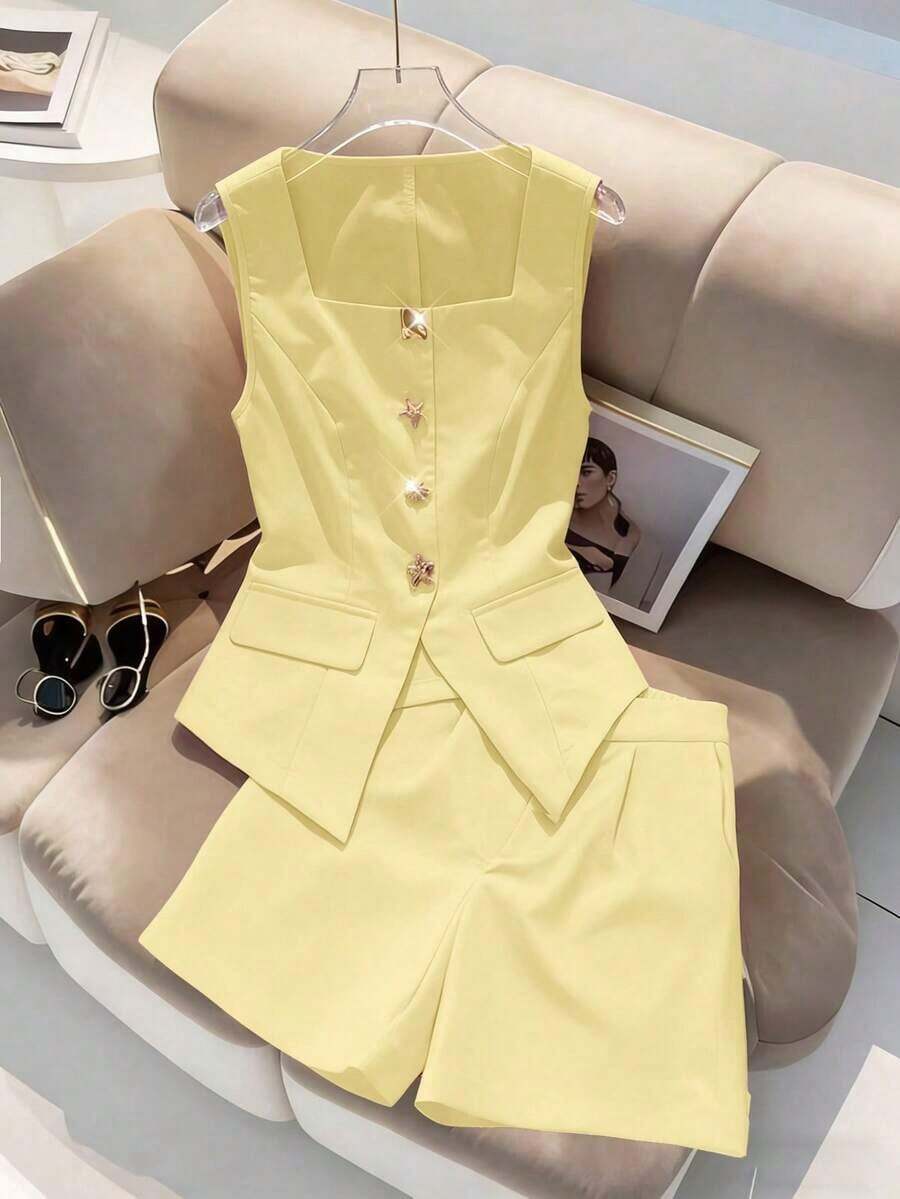 Conjunto de chaleco y pantalones cortos rectos de mujer con hebilla metálica francesa, estilo dulce y picante - Amarillo - Ver 1