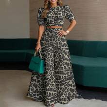 Elegant Spring Outfit For Women, Short Button-Down Blouse And Flared Trousers, Fashionable Style - Green Background Printing - View 8