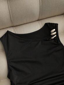 Conjunto de 2 piezas para mujer: Top sin mangas de cuello redondo con decoración metálica en el cuello izquierdo y el puño, diseño fruncido en los laterales, tela de punto; Pantalones cortos de tela tejida a rayas de talle alto con diseño A-line y decoración de cinturón de cuero negro, estilo versátil y minimalista - Multicolor - Ver 4